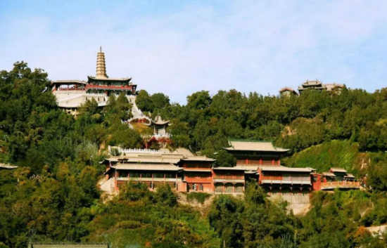 王华|雨中登白塔山