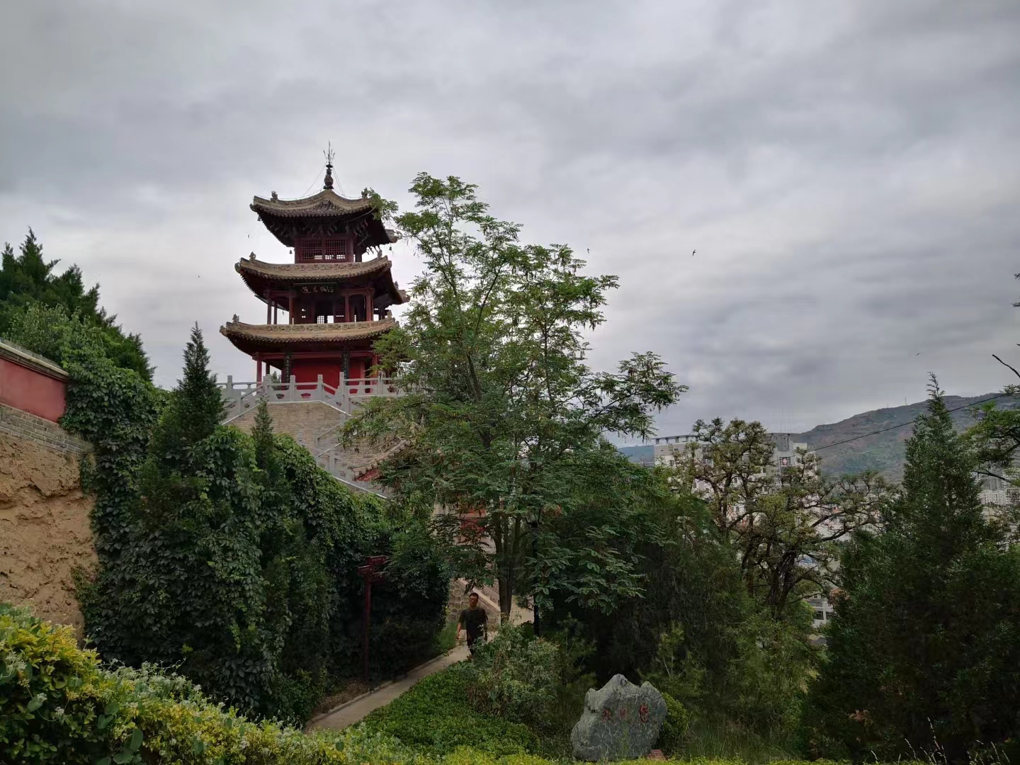 五律.甲辰夏登凤山瞻仰青莲寺