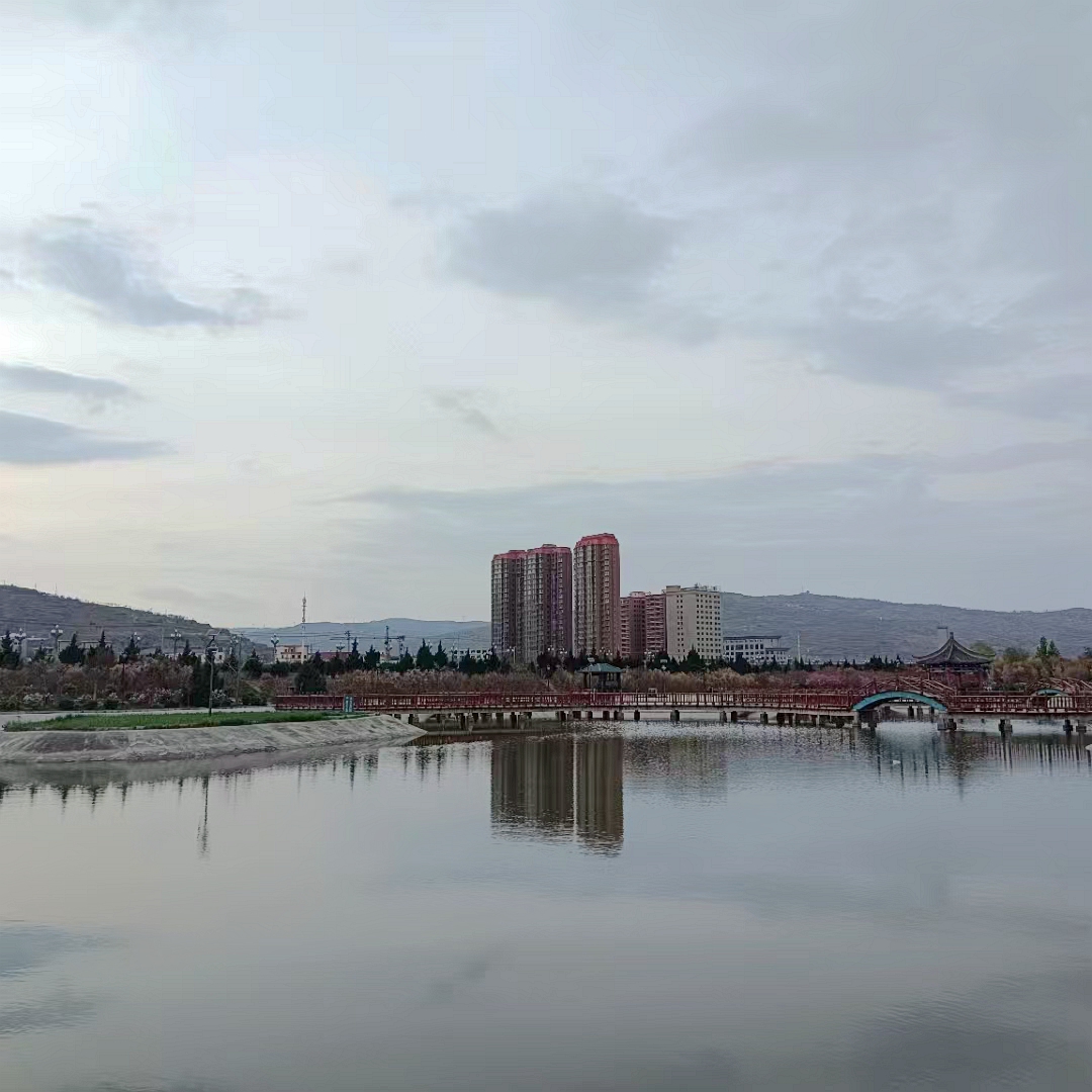 【东边日出西边雨 雨前小城风景】图4